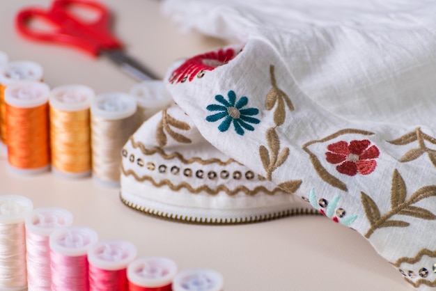 haftowane tkaniny z bliska